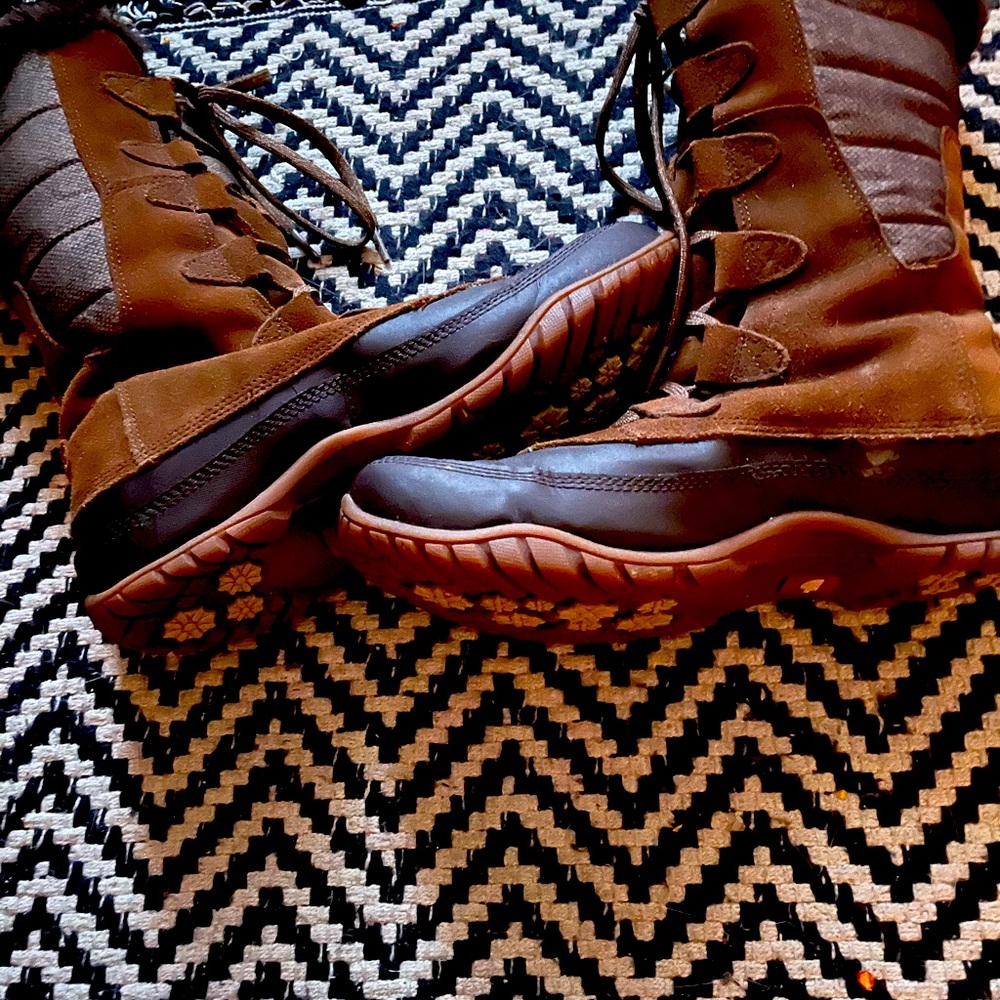 North Face winter boots. MidCalf with lots of room if you have larger calves.